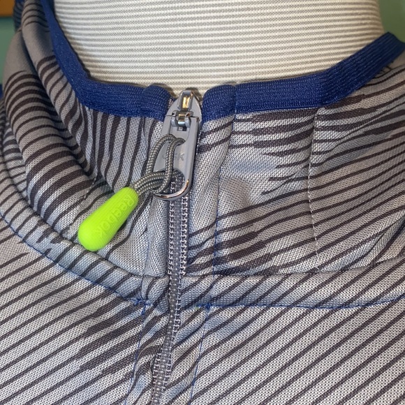 Reebok Center Ice Collection Vancouver Canucks hoodie. Large. Great condition. - Picture 4 of 6